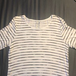 Apt 9 XL elbow sleeve top, with black fade to gray stripes